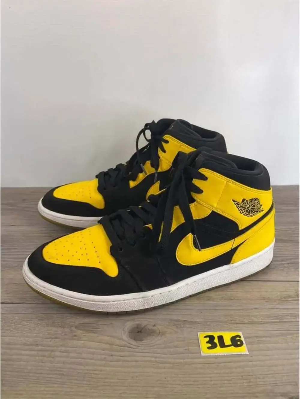Air Jordan 1 Mid New Love 2017 Black University Gold Sneakers Size 12 554724-035